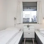 6 Person In Sjolund-by Traum